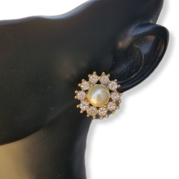 VINTAGE GOLDTONE, FAUX PEARL & DIAMANTE ROUND STATEMENT EARRINGS - Picture 1 of 4